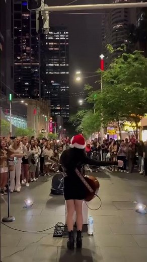 AMAZING busker sings ‘Perfect’ to HUGE crowd #busker #busking #edsheeran #shirina #perfect