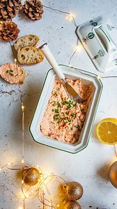 🇫🇷 Idée pour votre apéro de fêtes de Noël (ça fonctionne très bien pour un apéritif du vendredi soir aussi 😅) Rillettes aux deux saumons. Une recette super vite préparée et très gourmande. Association parfaite avec mes blinis maison, mes navettes apéritives ou encore mes bretzels 🥨 N’hésitez pas à me demander les recettes Ingrédients 280 g de filets de saumon cru 180 g de saumon fumé 35 g de beurre mou 120 g de fromage type Philadelphia (que j’ai oublié de filmer 🤭) 1/2 citron jaune Quelque