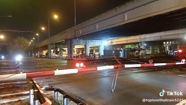 ขบวนรถสินค้าน้ำมันดิบที่ 6 3 4 บึงพระ - บางซื่อ Alsthom 4 1 4 2 ขณะผ่านจุดตัดถนนโรจนะหลังจากผ่านสถานีรถไฟอยุธยาครับ #รถไฟ #รถไฟไทย #ด่วนดำ #alsthom #ฮาวทูtiktok