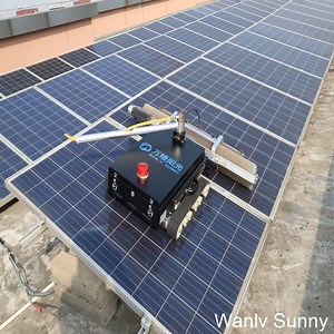 [Hot Item] High Tech Remote-Controlled Solar Cleaning Robot for Photovoltaic Farm Washing