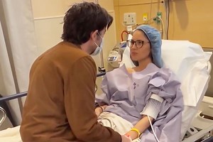 olivia-munn-intimate-moment-john-mulaney-moments-before-breast-cancer ...