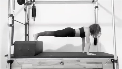 Push Ups Variation with the Box Performed by ATELIER PILATES Teacher Pilates LifeStyle by Serena Alvaro #atelierpilates #pilatesinstructor #pilateslovers #maximilianstohr #pilates