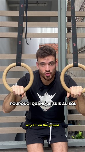 Si t’essaies de passer entre les anneaux en les écartant, tu fais une grosse erreur ❌ C’est un secret pour personne, plus t’ecartes les anneaux, moins tu pourras générer de force. Tu dois les garder proches de ton corps tout au long du mouvement et SURTOUT pendant la phase qui demande le plus de force : la transition. Levier plus avantageux, meilleure stabilité, « plus de muscles » sollicités… en bref, plus de force 💪 👉 Si tu veux débloquer ton ring muscle up, notre programme Objectif Ring Mus