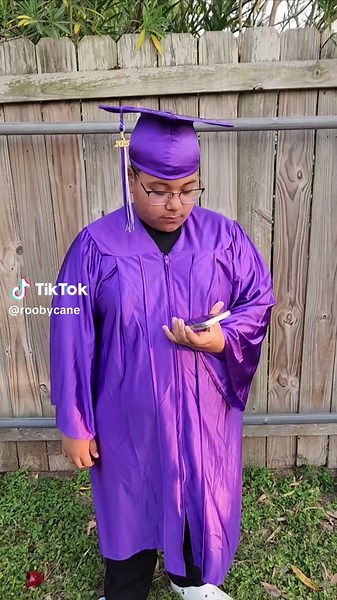 Freshly graduado from 5th grade!👨🏽‍🎓 #graduated #5thgrade #ijustgraduado