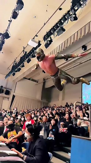 ¡Máscara Dorada en acción en el mítico Korakuen Hall!