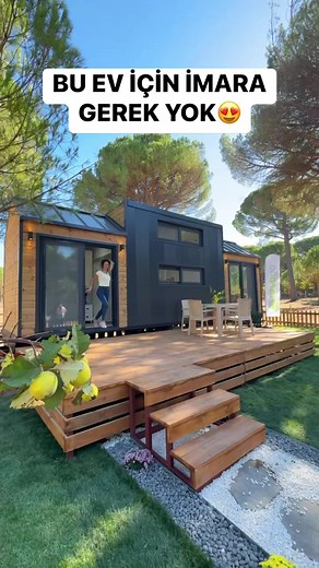 Bu evi imarsız arazinize koyabilirsiniz. Toprakla herhangi bir bağınız olmaması şart. Ayrıca İzmir’de sizin için elektrik ve su gibi sorunları çözümlenen çok güzel tiny house köyleri bulunuyor. Fiyatları da genelde uygun oluyor. Arsago bunlardan birisi. Google a köyüm İzmir Arsago yazıp aradıktan sonra kendilerini benim ismimi verirseniz daha çok yardımcı olacaklar♥️ | Ozlemkesiftevideoları