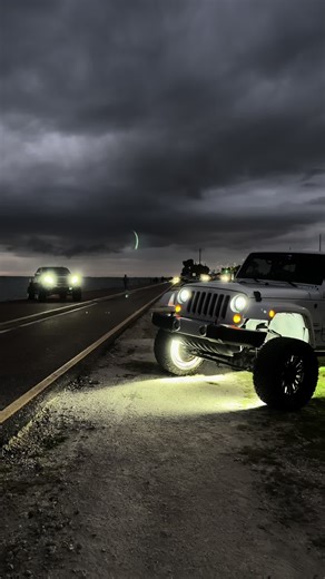night in the bay #tampa #jeep #squattedtrucks🤢 #skaraudio #foryoupage | squatted truck