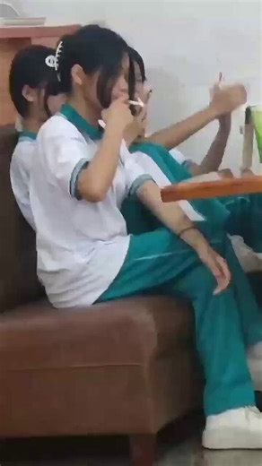 Chinese people continue to smoke in public spaces as if it were still the 1970s. 🤡Take a look at this video of Chinese School girls smoking at a cafe. 😅😂