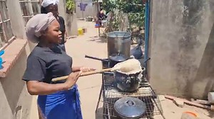 FRIENDS LIKE THESE!! The Day after the wedding, my Bridal Team and I went early morning to do our customary duties. Emphasis on the NAILS😆😂😂😂, But nails don't matter, we got the job done! NB : we cleaned the pot before we served. 😅 @the_native_baby_ @rumbie_daphn Gugu Ndebele Kamisha Peters #roora #bridesmaids #africangirlskillingit | Panashe Kimberley Peters