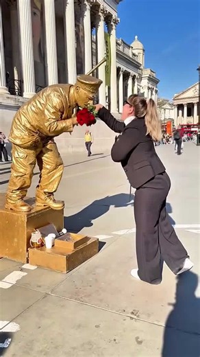 Who said London Levitating Goldman can not be romantic? #livingstatue