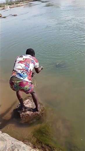 Je lance le filet…et je pêche un enfant 😲#Shorts #Emotion #Humanite