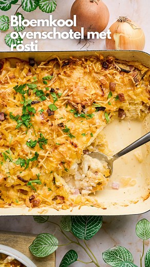 Deze bloemkool ovenschotel met rösti bleek een per ongeluk succes te zijn. Ik wist dat ik een bloemkool ovenschotel wilde maken, maar de rösti werd een last-minute toevoeging. En dat pakte perfèct uit! In plaats van rösti kun je ook een zak Zwitserse aardappelschotel nemen. Daar zit ook nog ham, ei en ui door. Een heerlijke toevoeging aan de ovenschotel! Ingrediënten (4 pers) * 1 bloemkool – in roosjes * 1 ui – gesnipperd * 1 teentje knoflook – fijngehakt * 200 g hamblokjes * 200 g zuivelspread