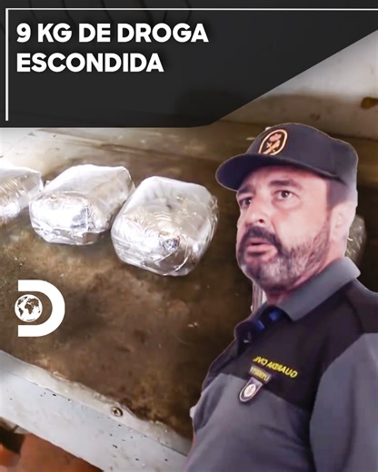 1.8M views · 18K reactions | Tras detener a un extraño auto que intenta cruzar la frontera del puerto de Tarifa los agentes aduaneros lo revisarán en busca de sustancias ilegales y lo que encuentran los dejará con la boca abierta ¿Te imaginas de que se trata? #ControldeFronteras | Discovery Latinoamérica | Facebook
