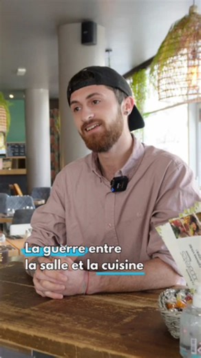 Pour ou contre porter des gants en cuisine ? 🧤 Oui, c’est hygiénique d’en porter, c’est sûr… mais tout dépend de la situation ! - 👉🏻 Trouve ton job sur Cookorico.com, site d’emploi n°1 spécialisé hôtellerie-restauration 🩵 #restaurants #serveur #debat #hotellerierestauration #hcr