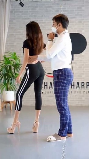 How to walk like a model ? Personal development Catwalk modeling tutorial for beginners #shorts