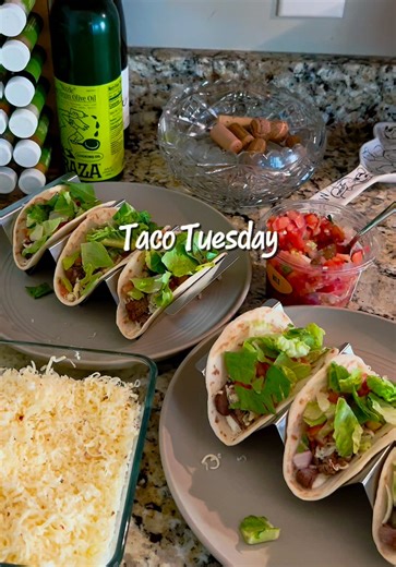 Resolution: chef it up at home and make bomb dinners 🙌 #tacos #foodietiktok #lunchideas #dinnerwithme #homelife