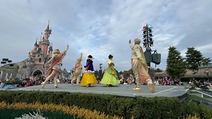 Today’s performance of Disney Princess Holiday Season Celebration on Central Plaza. 👑✨ #DisneylandParis #DLP #DisneyParis #disneyprincesses | Pixie Dust DLP