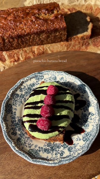 Pistachio cream banana bread with chocolate and raspberries🍌💚 Full recipe ⤵️ Ingredients • 1 loaf Brown Butter Banana Bread (find the recipe on my Substack) Pistachio Cream • 200 g cream cheese • 150 ml heavy cream • 2 tbsp powdered sugar • 1 tsp vanilla extract • 100 g pistachio cream Decoration • Chocolate sauce • Fresh raspberries • Chopped pistachios (optional) Instructions 1. Prepare one loaf of brown butter banana bread and let cool completely. 2. Combine the cream cheese, heavy cream, p
