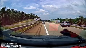 Tukar lorong membabi buta. Di KM155.7, LPT1 (Daerah Maran) hala KL. 🎥Owner X50 | Teganukita