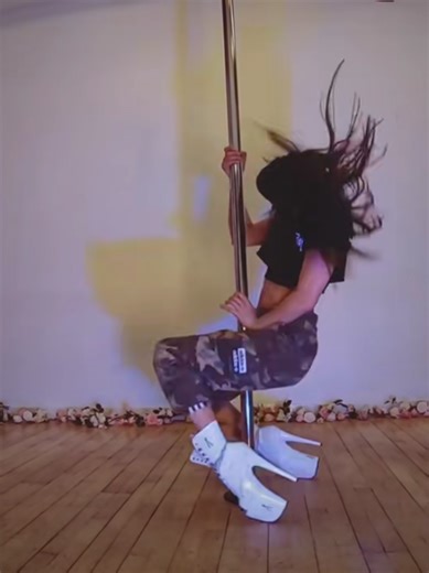 Online Pole Dance Lessons with Paige