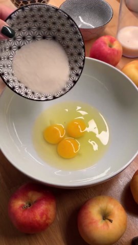 Martine on Instagram: "“INVISIBLE” APPLE CAKE INGREDIENTS (for 1 cake tin size 30cm x 13cm): ✅ 8 -10 ripe apples (800 gr of apple slices) ✅ 50 gr all-purpose flour (1.8 oz) (or rice flour for a gluten-free version) ✅ 10 gr of baking powder (approx. a teaspoon) ✅ 1 pinch of salt ✅ 3 eggs ✅ 100 ml (a bit less than 1/2 cup) of oat milk OR regular milk ✅ 20 gr (a generous tablespoon) of coconut oil (OR melted butter OR sunflower oil) ✅ 20 gr of sugar (optional) ✅ Natural vanilla extract (less than a