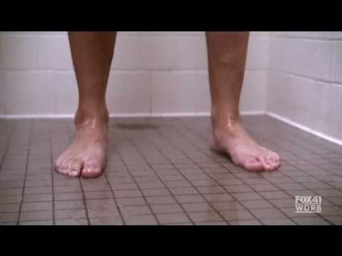Glee S01E01-Finn Singing in the Shower