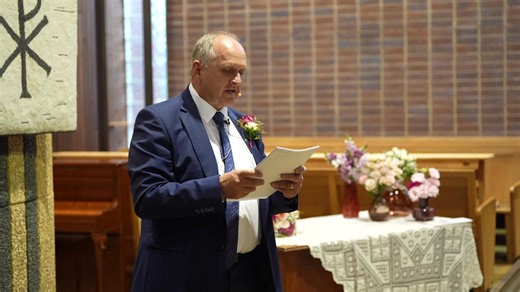 Miné en Henning se troue se tema was harmonie. Hulle is albei goeie musikante en Henning het die instapliedere in die kerk verwerk en die lied vir hulle eerste dans geskryf. Hulle twee het dit saam gesing. Ek sal nie waag om te sing nie, maar ek deel graag my skryfstuk oor hoe die huwelik die hoogtepunt is van God se skeppingsharmonie. Die orrelis, Isabelle van Rensburg, het die orrelgedeelte uitgevoer. | Dirk Hermann