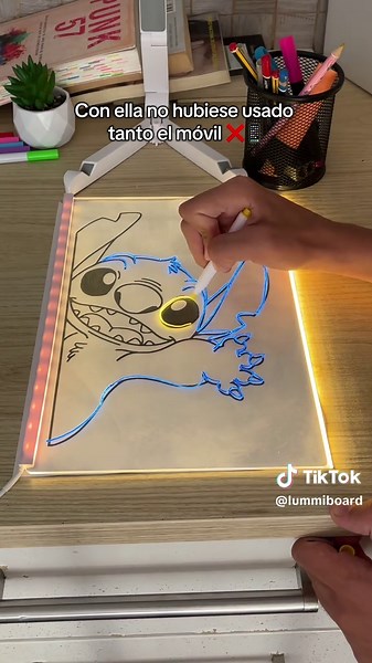 Menciona a quien se la regalarías 🫣 #pizarraled #dibujo #led #niños Es una pizarra led para que tus dibujos cobren vida con la luz led, puedes regalárselo a tu hijo o hija para que esté menos tiempo con el móvil #MeuPetÉOStitch