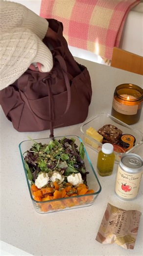 FabFitFun on Instagram: "🍎 FALL SPOILER 🍎 Leftovers, but chic. @modernpicnic Lunch Bag in Customization 3 will have your lunch winning best dressed in the office fridge. Here’s why it’s a must-have: - This chic chocolate colored lunch bag includes 3 exterior pockets, an adjustable closure on top, and a top handle to carry. - For reference, it can easily fit the S’well Bento Box, a bag of chips, an apple, a sandwich bag of carrots, and a canned beverage or bottle of water in the side pouch. - I