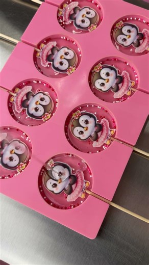 How I make isomalt lollipops with hand-painted details #tutorial #handmade #candy