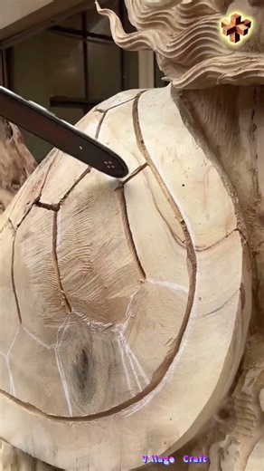 チェーンソーで木彫りアート！職人が亀の甲羅模様を削り出す驚きの技🐢✨
