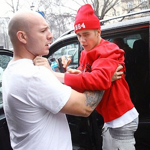 Justin Bieber's Collapse: Watch Video of the Singer Buckling Onstage During London Concert