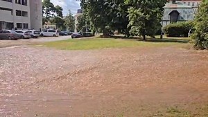 256K views · 1.2K reactions | V Libni, vedle budovy úřadu MČ Praha 8 došlo právě teď k havárii vodovodního potrubí. | Vaše Praha 8 | Facebook