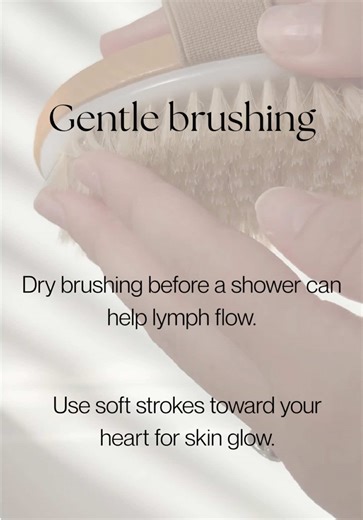 Dry brushing: 5 minutes for better flow, smoother skin, and that fresh, energised feeling. REMEMBER: be gentle, and the clue is in the name *DRY* brushing - I.e. don’t do it when your skin is wet! 💦 Small habit, big lymphatic love. 💫 #drybrush #drybrushing #lymphaticdrainage #glowup #selfcare