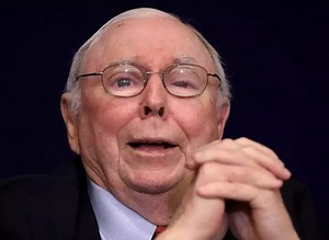 Charlie Munger Supports 'Crypto Ban' After Business Partner Warren Buffet Invests $1 Billion in Crypto-Friendly Bank