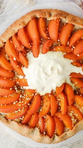 Salomé on Instagram: "Pâte sablée maison, healthy & prête en 5min top chrono ⏱️ Ingrédients - 180g de farine - 60g de poudre d’amande - 1 compote de pommes (70g) - 30g d’eau - 60g de sucre de canne - 80g de beurre pommade - un Tupperware Alors, qu’en dites-vous ? 😘 #patesablee #recettemaison #recettesaine #tarte"