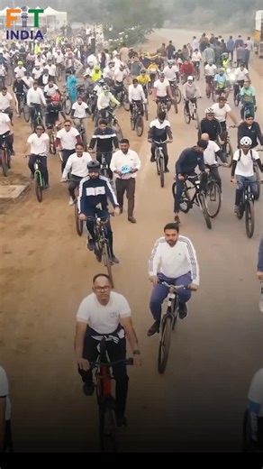The 55th edition of #SundaysOnCycle in Vadodara saw 1,000 participants, as the iconic Lukshmi Vilas Palace transformed into a vibrant fitness zone. 🚴‍♂️✨ With strong community spirit, Vadodara pedalled ahead in the journey towards a fitter India 🇮🇳 #FightObesity #FitIndiaMovement #Pedal2Fitness #PollutionKaSolution | Fit India Movement