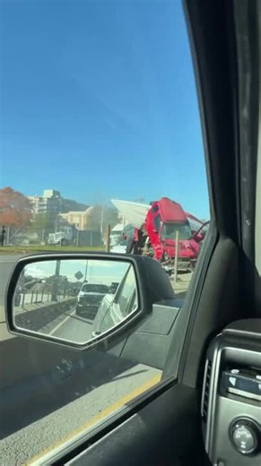 Accident impliquant deux poids lourds sur l’A-25: un camionneur sauvé de justesse