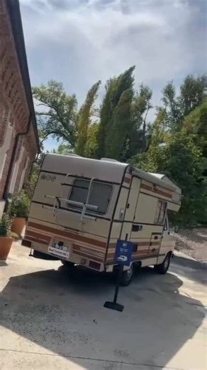 La Ford Transit cumple 60 años. Nació en 1965 y ahora, en su sexta generación, ya está 100% electrificada. ¿Quién no ha conducido esta furgoneta alguna vez? | Car and Driver