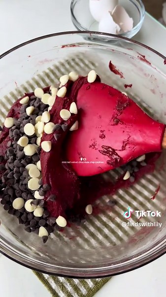 mini red velvet cookies for one person 🤍 super simple with cake mix 🍪 ❤︎ red velvet cake mix ❤︎ 1/2 cup melted butter ❤︎ 2 eggs Bake at 350 for 6 mins each batch 🍪 #baking #baketok #bakingtiktok #minicookies #cookies