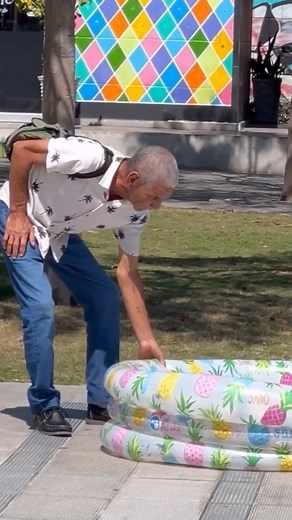 Piscina Magica - Pegadinha #funnyvideos #pegadinhas #comediahumor #funny #prankvideo #humor #risadas #fyp #viral | Pegadinhas Topper