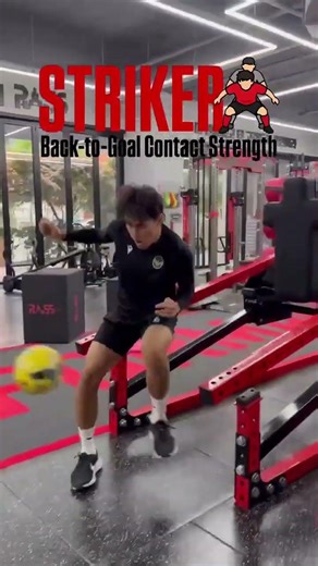 Striker training, back-to-goal contact strength. 😳💪 #football