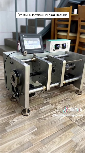 DIY Mini Injection Molding Machine for Beginners