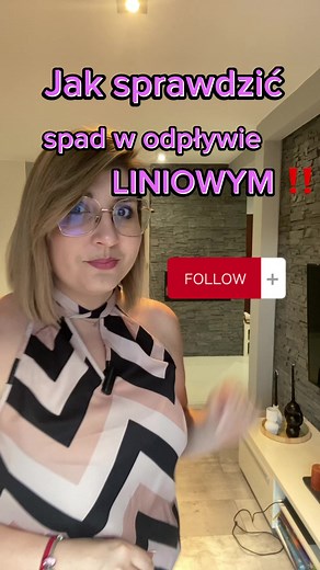 Teraz każdy marzy o odpływie liniowym‼️ Ale żeby taki odpływ był funkcjonalny musi mieć odpowiedni spad, aby woda się po nim nie zatrzymywała. Jeżeli chcemy mieć odpływ liniowy trzeba o tym myśleć już na początku budowy, bądź generalnego remontu. Oczywiście nie we wszystkich łazienkach jest możliwość zamontowania odpływu liniowego. I trzeba mieć to na uwadze. Filmik z kulkami zaciągnięty z internetu. Zaobserwuj @stepbystepdesign i zaprojektuj swoje wnętrze z pomysłem. ___________________________