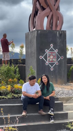 kalak karo kerina on Instagram: "Nande Iting dan Mama karo mengabadikan moment di patung Jokowi Udah pernah kalian ke Patung "Juma Jokowi" di Karo guys Patung ini berdiri megah di kawasan perbukitan Desa Kuta Mbelin, Kecamatan Lau Baleng, Kabupaten Karo. Dibangun sebagai bentuk rasa syukur masyarakat atas pembangunan jalan sepanjang 37 kilometer di wilayah Liang Melas Datas. Patung setinggi 4 meter ini terbuat dari tembaga, dengan tangan kanan mengepal ke atas dan tangan kiri memegang buah jeruk