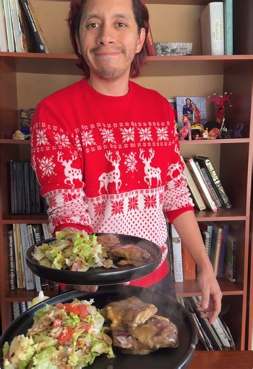 Hoy preparo un medallón de lomo en salsa de mostaza con una ensalada compuesta simple, una receta perfecta para estas fechas 🥩🥗 Y aprovecho para contarles algo importante. Sé que es una época movida, pero este será el último esfuerzo del año para cerrar con broche de oro y darle un apoyo más fuerte a las fundaciones de animalitos 🐾 🍝 Última clase virtual del año También puede ser la oportunidad perfecta para hacer tu cena de fin de año. Si te imaginas cerrando el año con unos raviolis exquis