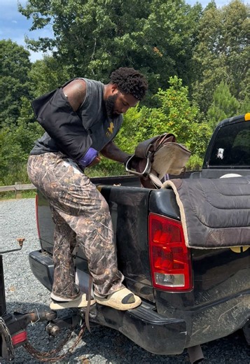 When your arm is broken and your knee is fractured but you still have to go to work 🤦🏽‍♂️😂 #horseproblems #charlottenc #trailrides #fyp #blackcowboy