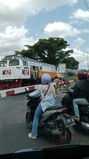 Detik-detik kereta api lewat dengan posisi mobil paling depan