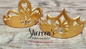 Quick and easy tiaras I have made these tiaras using a selection of my shaped cutters which you can get in my Etsy shop including the tiara cutters for cakes and cupcakes. I buy my cake dummies from https://cakedummies.com/ and they always send them with the original polystyrene around the dummy itself. I keep that part snd just cut off the excess and it’s a great ‘cradle’ to hold dummies sideways for you to arch things over to dry, without it rolling around. I wrapped the dummy with baking pape