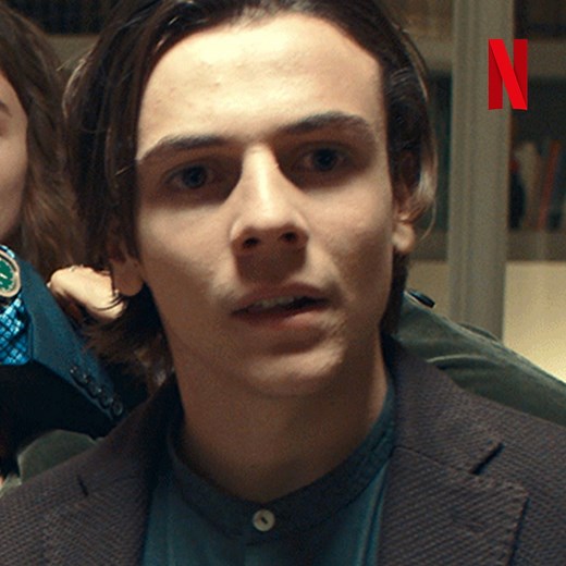 Certi legami non li spezzi. Filippo Timi è Paolo, Francesco Scianna è Simone e insieme sono i papà di Leone (Francesco Gheghi) in “Il Filo Invisibile”: un nuovo film originale Netflix in arrivo il 4 marzo. | Netflix